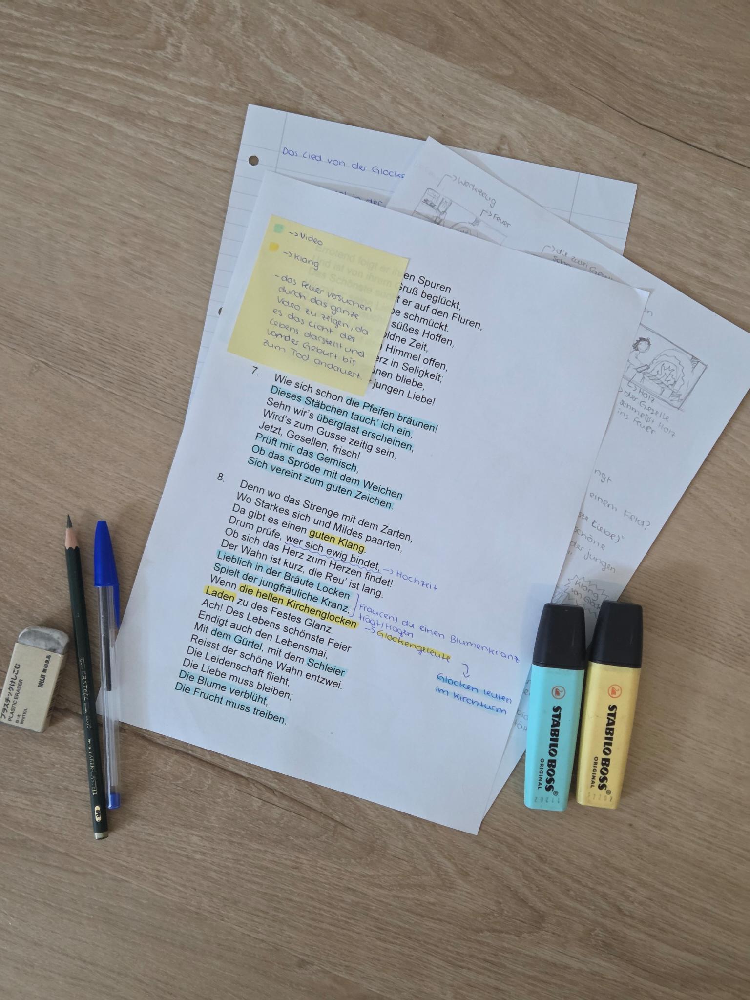 Ausgedrucktes Gedicht mit blauen und gelben Textmarkierungen sowie handschriftlichen Notizen